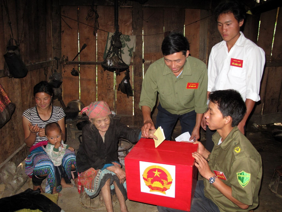 Bà Chang Thị Dở, 70 tuổi, ở bản Nùng Nàng, xã Nùng Nàng, huyện Tam Đường (tỉnh Lai Châu) vừa già yếu, lại bị mù lòa nhiều năm nay, được tổ bầu cử mang hòm phiếu lưu động đến tận nhà để bỏ phiếu bầu đại biểu Quốc hội khóa XIII và đại biểu HĐND các cấp nhiệm kỳ 2011-2016. (Ảnh: Nguyễn Công Hải/TTXVN)