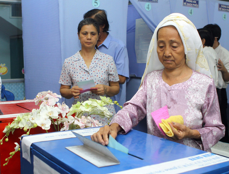 Người Chăm tại TP.Hồ Chí Minh bỏ phiếu bầu đại biểu Quốc hội khóa XIII và đại biểu HĐND các cấp nhiệm kỳ 2011-2016. (Ảnh: TTXVN)