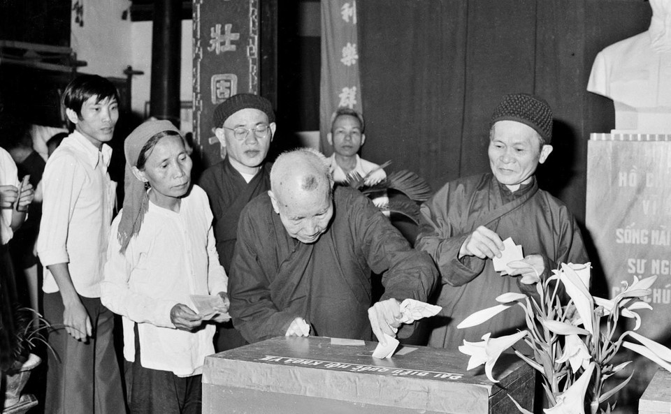 Các tăng ni, phật tử thuộc đơn vị bầu cử số 4, phường Hàng Trống, Hà Nội bỏ phiếu bầu đại biểu Quốc hội khóa VII, ngày 26/4/1981. (Ảnh: Ngọc Quán/TTXVN)