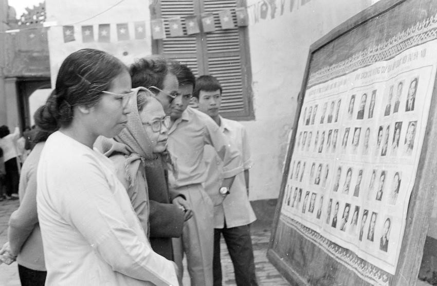 Cử tri khu phố Nhà Chung, Hoàn Kiếm (Hà Nội) xem danh sách ứng cử viên trước khi bầu cử đại biểu Quốc hội khóa VI. (Ảnh: TTXVN)