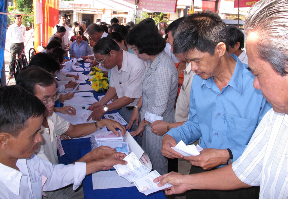 Cử tri Hội thánh Cao Đài tại huyện Hòa Thành (Tây Ninh) đi bỏ phiếu bầu đại biểu Quốc hội khóa XIII và đại biểu HĐND các cấp nhiệm kỳ 2011-2016. (Ảnh: Phương Vy/TTXVN)