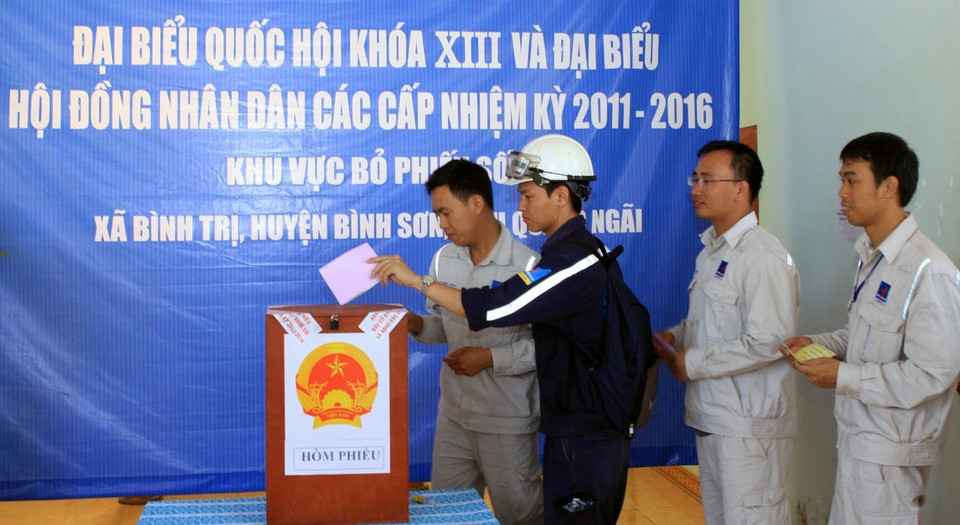 Sáng 22/5/2011, Cử tri Công ty lọc hóa dầu Bình Sơn bỏ phiếu bầu đại biểu Quốc hội khóa XIII và đại biểu HĐND các cấp nhiệm kỳ 2011-2016 tại tổ bầu cử số 1, xã Bình Trị, huyện Bình Sơn (Quảng Ngãi ). (Ảnh: Thanh Long/TTXVN)