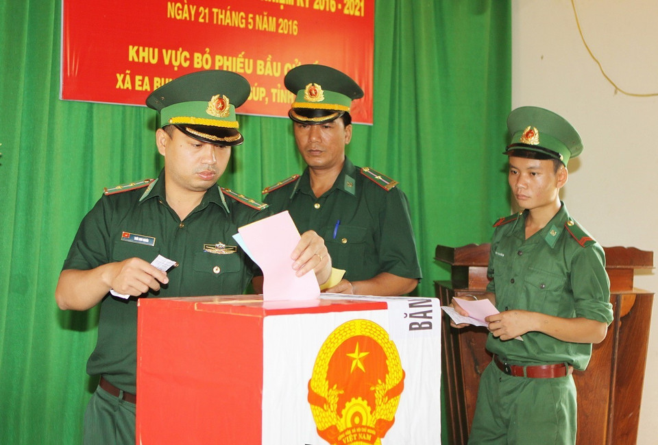 Cán bộ chiến sĩ Đồn Biên phòng Đắk Ruê 739 xã Ea Bung (Đắk Lắk) bỏ phiếu bầu cử đại biểu Quốc hội khóa XIV. (Ảnh: Dương Giang/TTXVN)