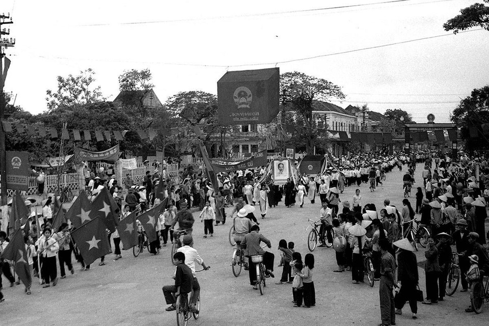 Nhân dân thành phố Nam Định cổ động cho ngày bầu cử Đại biểu Quốc hội khóa V. (Ảnh: Minh Trọng/TTXVN)