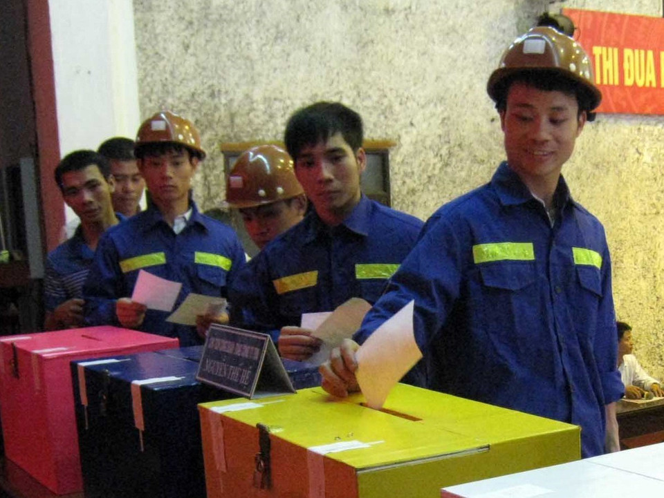 Công nhân Công ty TNHH MTV than Hòn Gai bỏ phiếu bầu đại biểu Quốc hội khóa XIII và đại biểu HĐND các cấp nhiệm kỳ 2011-2016 tại Tổ bầu cử số 6, phường Hà Lầm, TP Hạ Long (Quảng Ninh), sáng 22/5/2011. (Ảnh: Đinh Mạnh Tú/TTXVN)