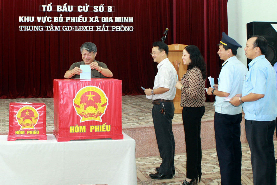 Cán bộ, học viên của Trung tâm Giáo dục-Lao động Xã hội thành phố Hải Phòng bỏ phiếu bầu cử đại biểu Quốc hội khóa XIII và đại biểu HĐND các cấp nhiệm kỳ 2011-2016. (Ảnh: Thế Duyệt/TTXVN)