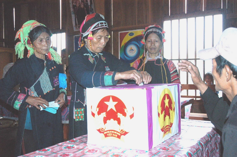 Đồng bào Lai Châu bỏ phiếu bầu cử Đại biểu Quốc hội khóa XII. (Ảnh: Chu Quốc Hùng/TTXVN)