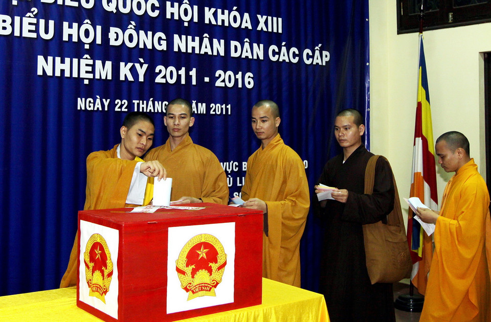 Các tu sĩ, tăng, ni sinh thực hiện nghĩa vụ công dân tại khu vực bỏ phiếu số 20, xã Phù Linh, huyện Sóc Sơn, bầu đại biểu Quốc hội khóa XIII và đại biểu HĐND các cấp nhiệm kỳ 2011-2016. (Ảnh: Nguyễn Dân/TTXVN)