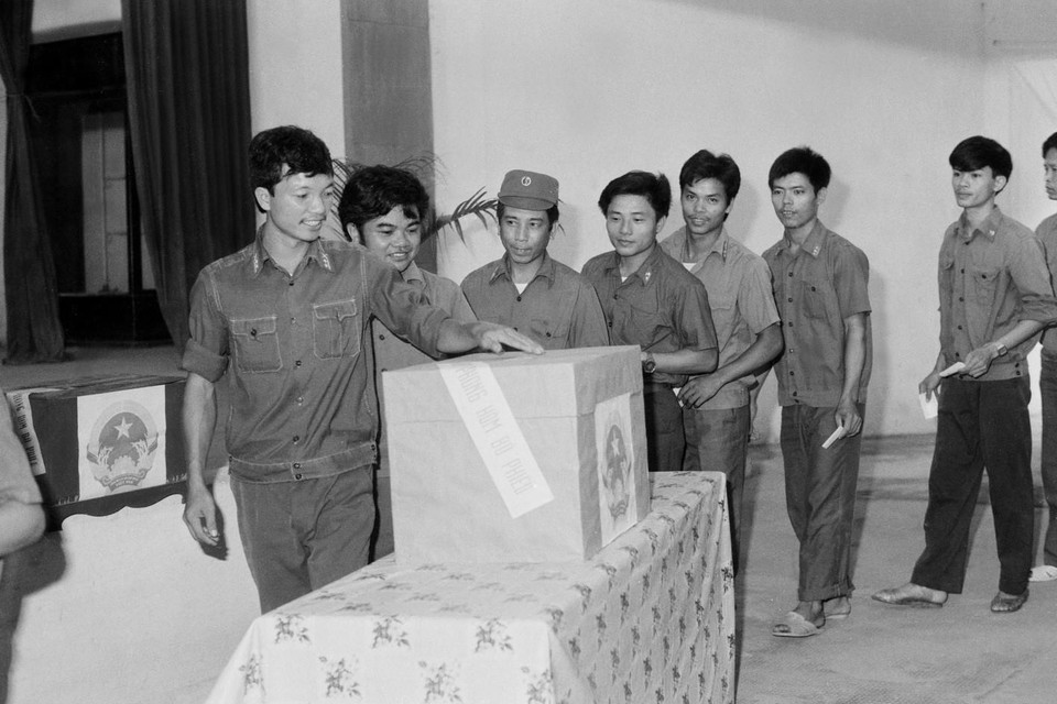 Cán bộ chiến sĩ Bộ Tư lệnh Quân khu Thủ đô bỏ phiếu bầu cử đại biểu Quốc hội khóa IX tại Khu vực bầu cử số 5 (Hoàn Kiếm, Hà Nội). (Ảnh: TTXVN)