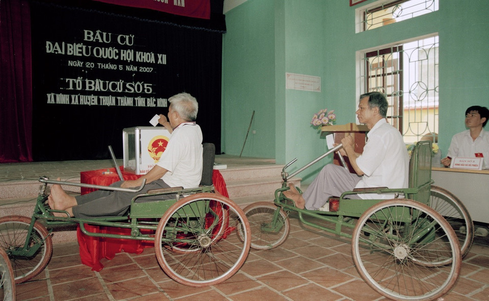 Cử tri là thương binh nặng đang điều trị tại Trung tâm điều dưỡng thương binh nặng Thuận Thành (Bắc Ninh) bỏ phiếu bầu cử đại biểu Quốc hội khóa XII. (Ảnh: Hữu Việt/TTXVN)
