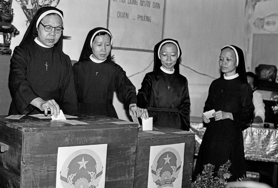 Các nữ tu sĩ quận 5, TP.HCM bỏ phiếu bầu cử đại biểu Quốc hội khóa VIII và HĐND các cấp. (Ảnh: Văn Khánh/TTXVN)