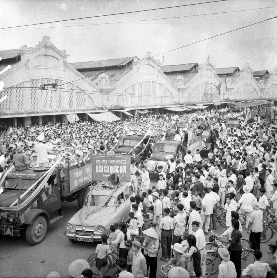 Đoàn nhạc binh quân đội và đội văn nghệ nhân dân khu Đồng Xuân (Hà Nội) đi cổ động trong ngày bầu cử Quốc hội khóa II. (Ảnh: TTXVN)
