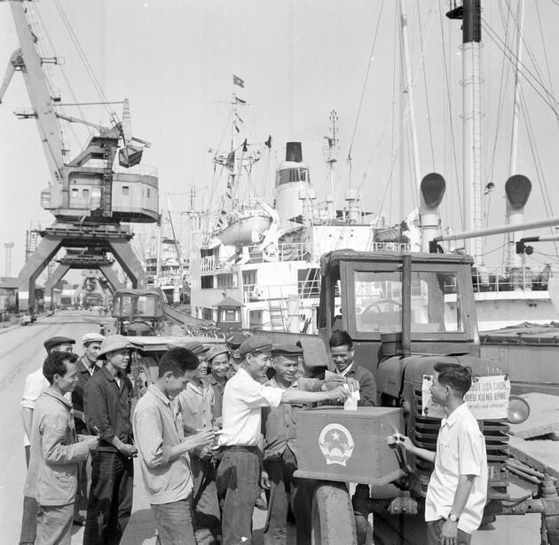 Hòm phiếu lưu động bầu cử đại biểu Quốc hội khóa VI tại cầu cảng Hải Phòng. (Ảnh: TTXVN)