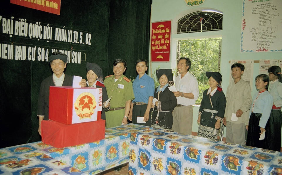 Đồng bào các dân tộc xã Toàn Sơn, huyện Đà Bắc, Hòa Bình bỏ phiếu bầu đại biểu Quốc hội khóa XI. (Ảnh: Trung Dung/TTXVN)