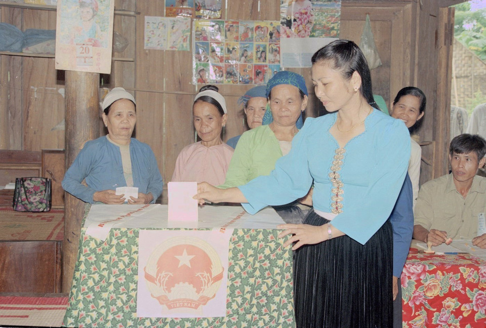 Đồng bào dân tộc Mường, xã Hào Lý, huyện Đà Bắc, Hòa Bình bỏ phiếu bầu cử đại biểu Quốc hội khóa X. (Ảnh: Phùng Triệu/TTXVN)