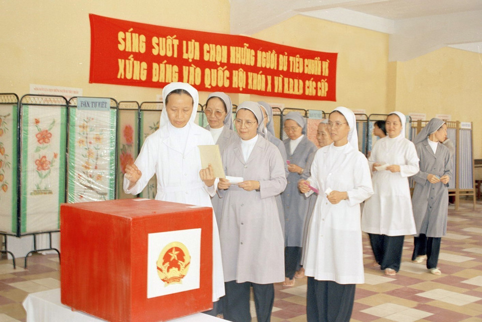 Các nữ tu ở Tu viện Thánh Tâm bỏ phiếu bầu cử đại biểu Quốc hội khóa X tại phường Hải Châu, Đà Nẵng. (Ảnh: Công Điền/TTXVN)
