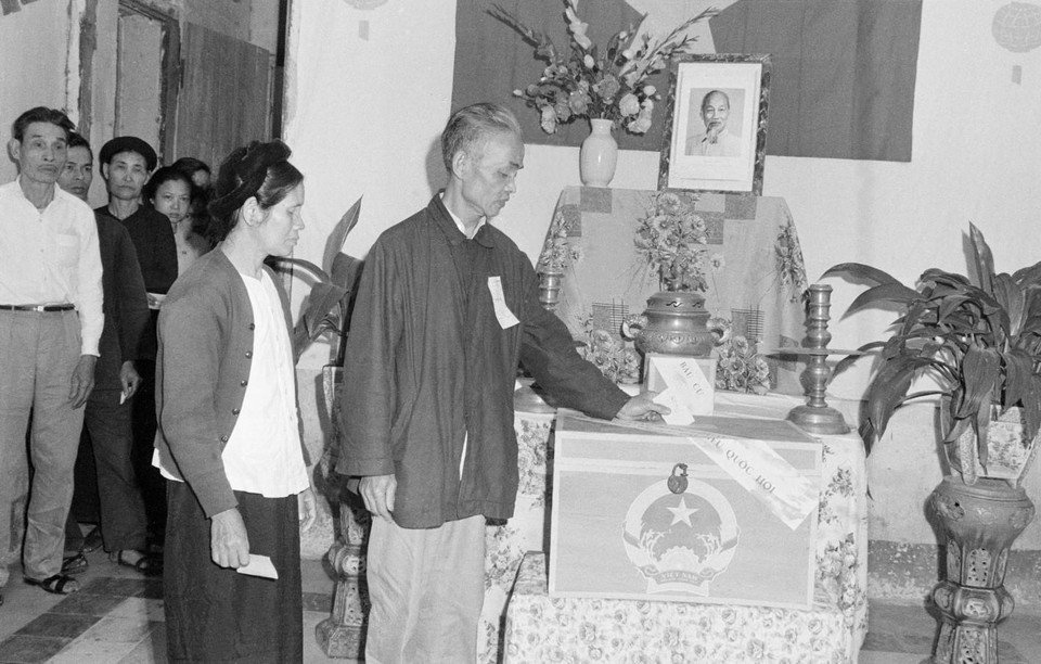 Ông Bùi Thu Nguyên, thân sinh anh hùng liệt sĩ Bùi Ngọc Dương cùng bà con khu phố bỏ phiếu bầu cử đại biểu Quốc hội khóa IV. (Ảnh: TTXVN)