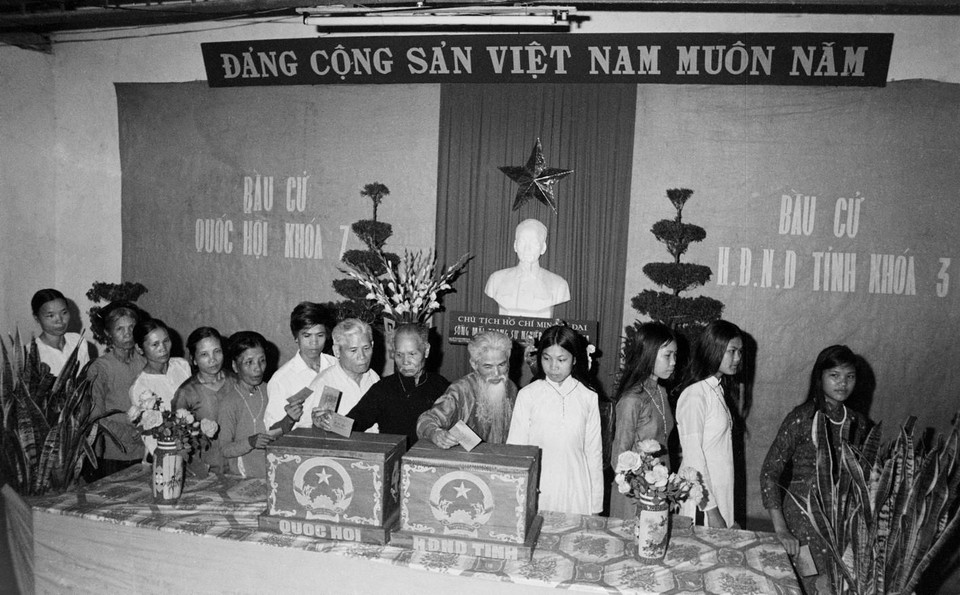 Đồng bào Thiên chúa giáo thuộc xứ đạo Phát Diệm (Hà Nam Ninh) bỏ phiếu bầu đại biểu Quốc hội khóa VII, ngày 26/4/1981. (Ảnh: Trần Phác/TTXVN)