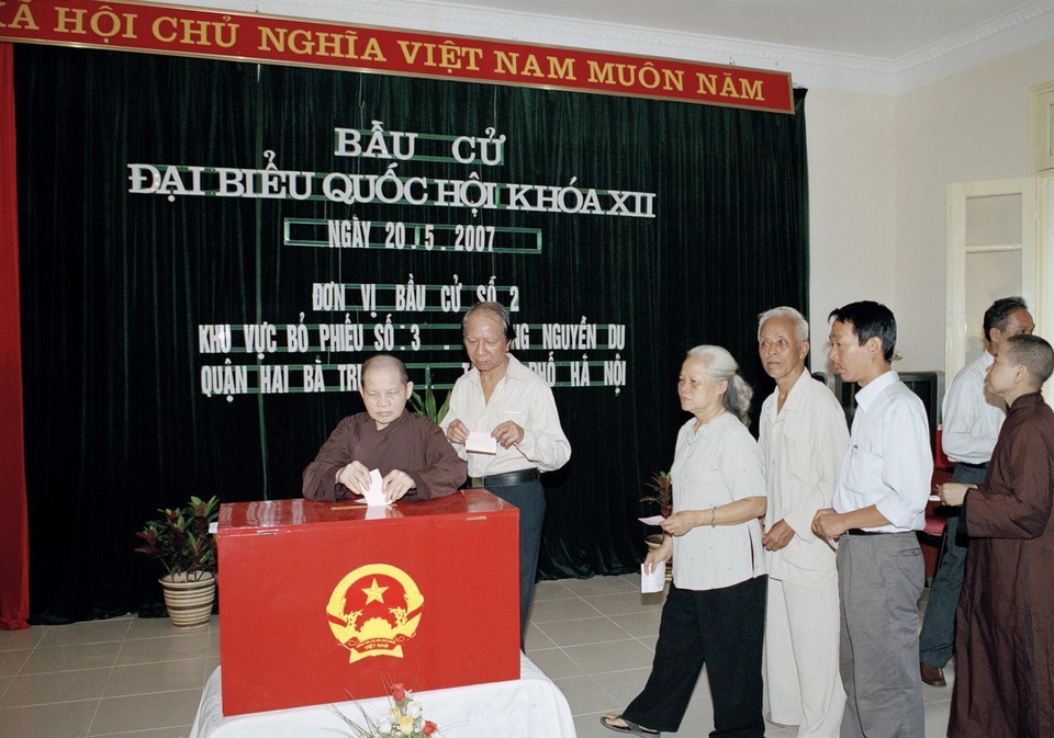 Cử tri phường Nguyễn Du (Hà Nội) bỏ phiếu bầu cử đại biểu Quốc hội khóa XII, ngày 20/5/2007. (Ảnh: ĐÌnh Trân/TTXVN).