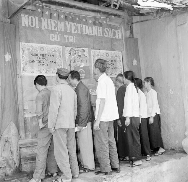 Nhân dân khối 35, khu phố 2, khu phố đông dân nhất thành phố Nam Định (Hà Nam Ninh) kiểm tra tên mình trong bảng danh sách cử tri, bầu cử đại biểu Quốc hội khóa VI. (Ảnh: Trần Phác/TTXVN)