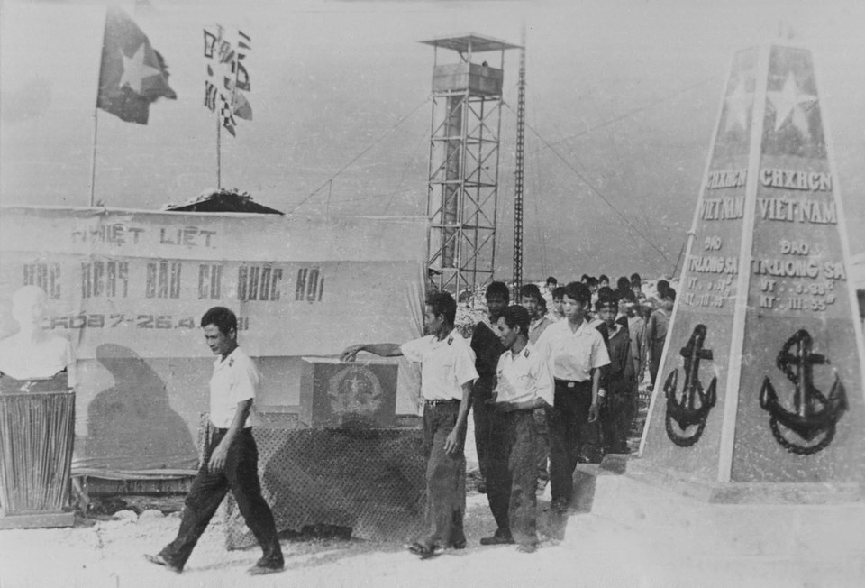 Cán bộ, chiến sĩ đảo Trường Sa bỏ phiếu bầu đại biểu Quốc hội khóa VII, ngày 26/4/1981. (Ảnh: Huy Khánh/TTXVN)