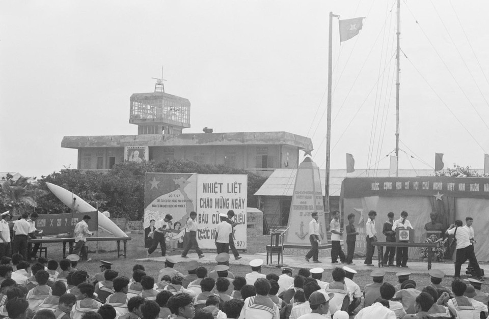 Cử tri Trường Sa (Khánh Hòa) bỏ phiếu bầu cử đại biểu Quốc hội khóa X, ngày 20/7/1997. (Ảnh: Ngô Mỹ/TTXVN)