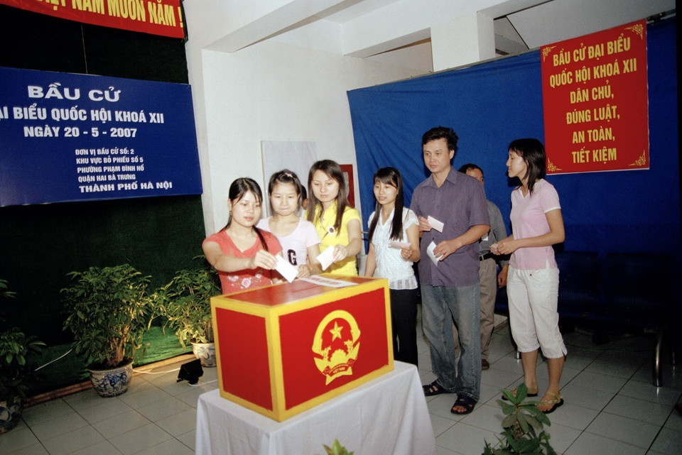 Cử tri trẻ phường Phạm Đình Hồ (Hà Nội) lần đầu đi bỏ phiếu bầu cử đại biểu Quốc hội khóa XII, ngày 20/5/2007. (Ảnh: ĐÌnh Trân/TTXVN)