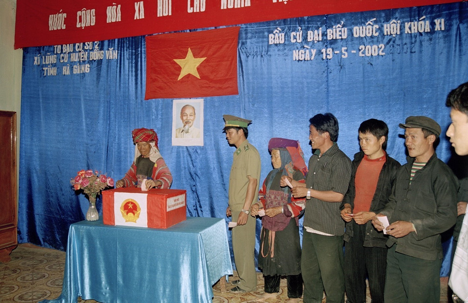 Nhân dân xã Lũng Cú, huyện Đồng Văn, Hà Giang bỏ phiếu bầu cử đại biểu Quốc hội khóa XI. (Ảnh: Nguyễn Khang/TTXVN)