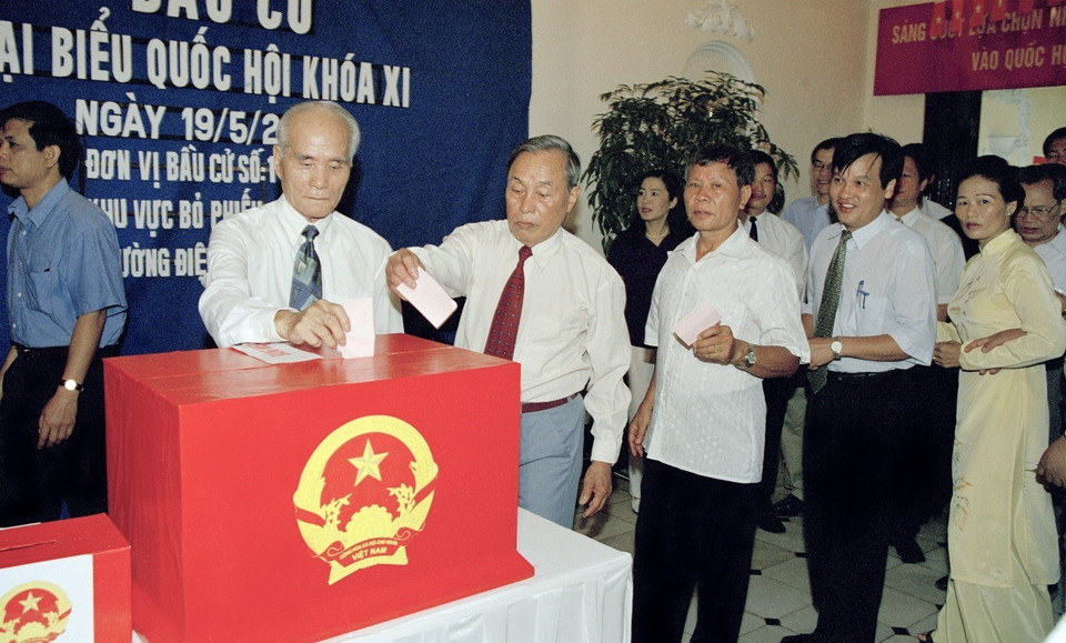 Nhân dân phường Điện Biên (Ba Đình, Hà Nội) bỏ phiếu bầu đại biểu Quốc hội khóa XI. (Ảnh: Thế Thuần/TTXVN)