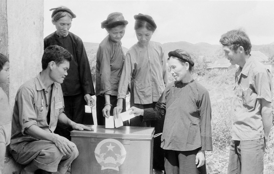 Đồng bào dân tộc Nùng (Đông Kinh, Lạng Sơn) bỏ phiếu bầu cử đại biểu Quốc hội khóa IX. (Ảnh: Xuân Tuân/TTXVN)