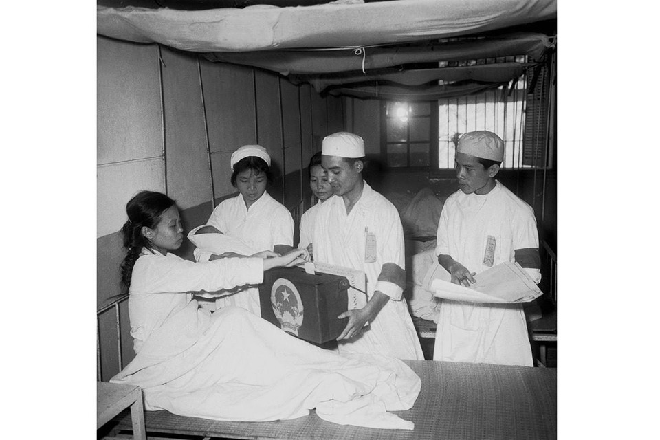 Các bệnh nhân đang điều trị tại Bệnh viện C bỏ phiếu bầu đại biểu Quốc hội khoá III. (Ảnh: Vũ Tiu/TTXVN)