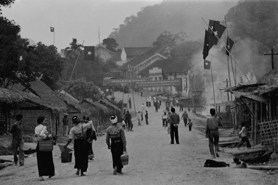 Nhân dân thị trấn Hồi Xuân (Quan Hóa, Thanh Hóa) chuẩn bị cho ngày bầu cử Quốc hội khóa VIII, ngày 19/4/1987. (Ảnh: Trọng Nghiệp/TTXVN)