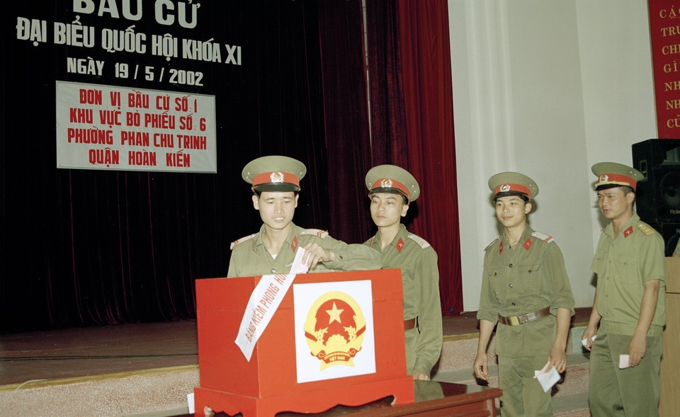 Cán bộ chiến sĩ Quân khu Thủ đô bỏ phiếu bầu đại biểu Quốc hội khóa XI tại đơn vị bầu cử số 1, khu vực bỏ phiếu số 6, Phường Phan Chu Trinh, Hà Nội. (Ảnh: Tiến Ất/TTXVN)