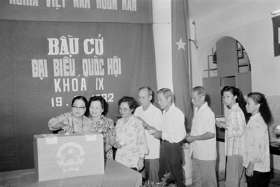 Cử tri tại Khu vực bỏ phiếu số 1, phường Điện Biên (Ba Đình, Hà Nội) bỏ phiếu bầu cử đại biểu Quốc hội khóa IX. (Ảnh: Kim Hùng/TTXVN)