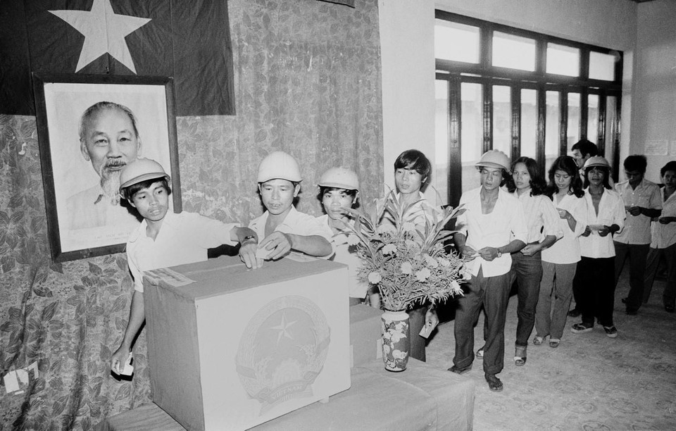 Cán bộ, công nhân Xí nghiệp liên doanh dầu khí Việt Xô bỏ phiếu bầu cử đại biểu Quốc hội khóa VIII và HĐND các cấp tại đơn vị bầu cử số 58, đặc khu Vũng Tàu - Côn Đảo. (Ảnh: Nhật Tường/TTXVN)