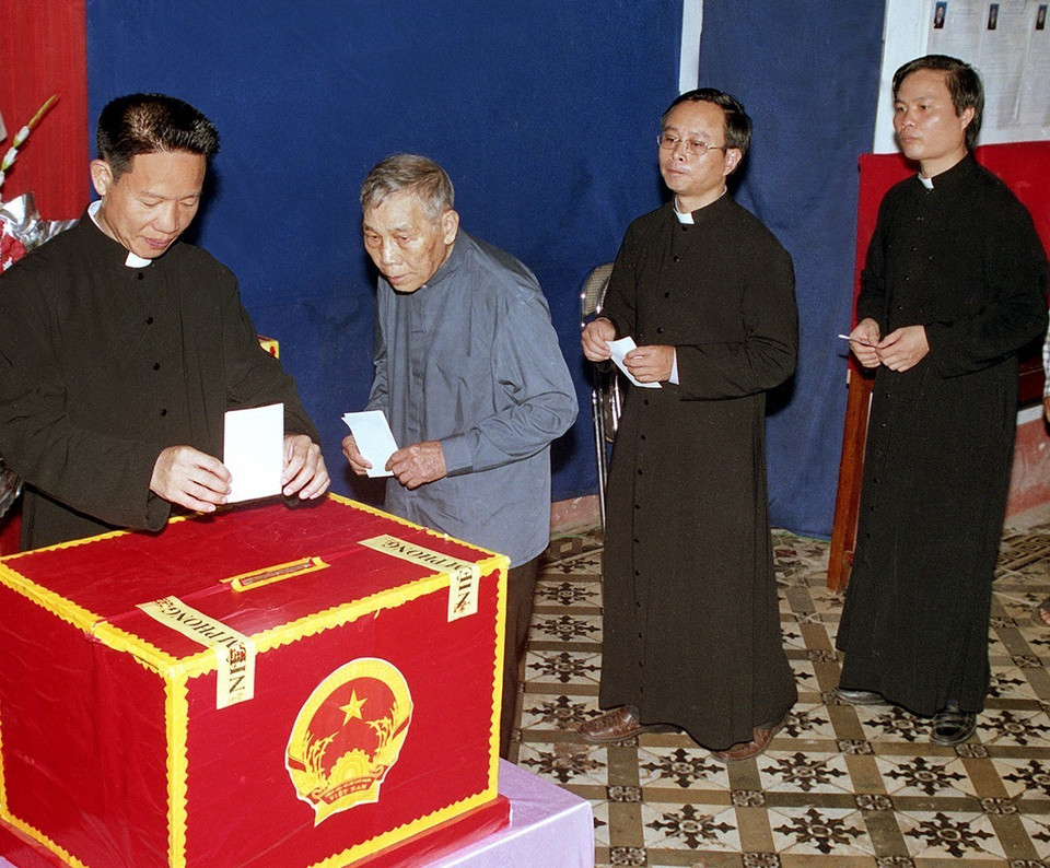 Các vị chức sắc thuộc Giáo xứ Chính Tòa Phát Diệm bỏ phiếu bầu cử đại biểu Quốc hội khóa XII tại khu vực bỏ phiếu số 6 ngày 20/05/2007. (Ảnh: Hữu Việt/TTXVN)