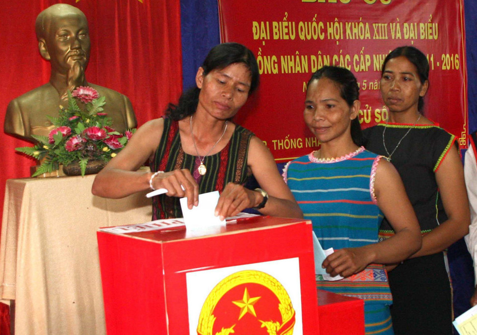 Cử tri người dân tộc Ba Na bỏ phiếu bầu đại biểu Quốc hội khóa XIII và đại biểu HĐND các cấp nhiệm kỳ 2011-2016 tại tổ bầu cử số 7, phường Thống Nhất, TP Kon Tum (tỉnh Kon Tum). (Ảnh: Trần Lê Lâm/TTXVN)