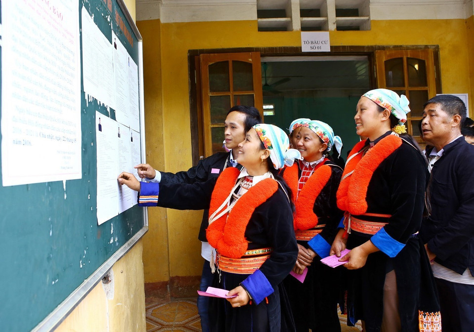 Cử tri dân tộc tại tổ bầu cử số 1, xã Thái Học, huyện Nguyên Bình (tỉnh Cao Bằng) tìm hiểu thông tin các ứng cử viên trước khi bầu cử đại biểu Quốc hội khóa XIV. (Ảnh: Minh Quyết/TTXVN)