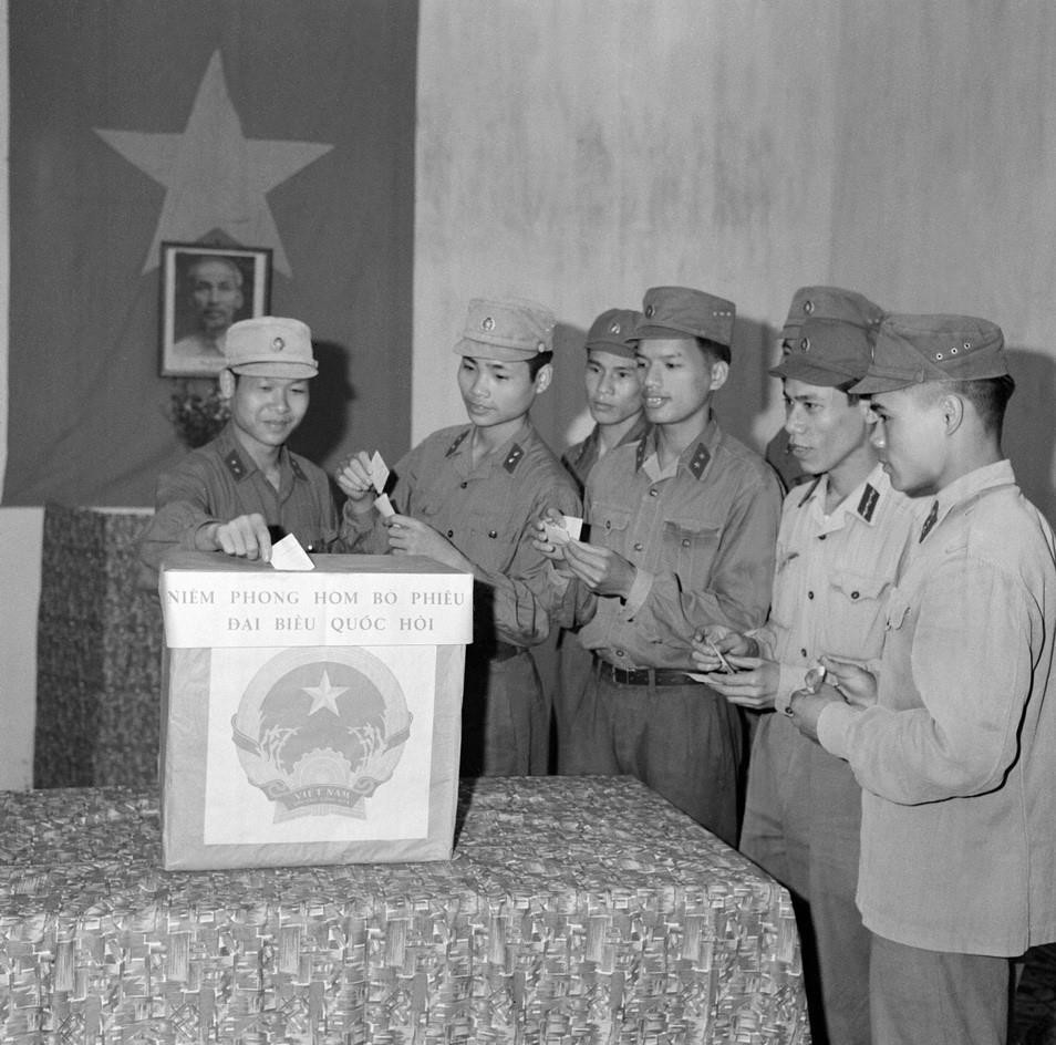 Đơn vị X Công an nhân dân vũ trang bảo vệ Thủ đô bỏ phiếu bầu cử đại biểu Quốc hội khóa IV. (Ảnh: TTXVN)