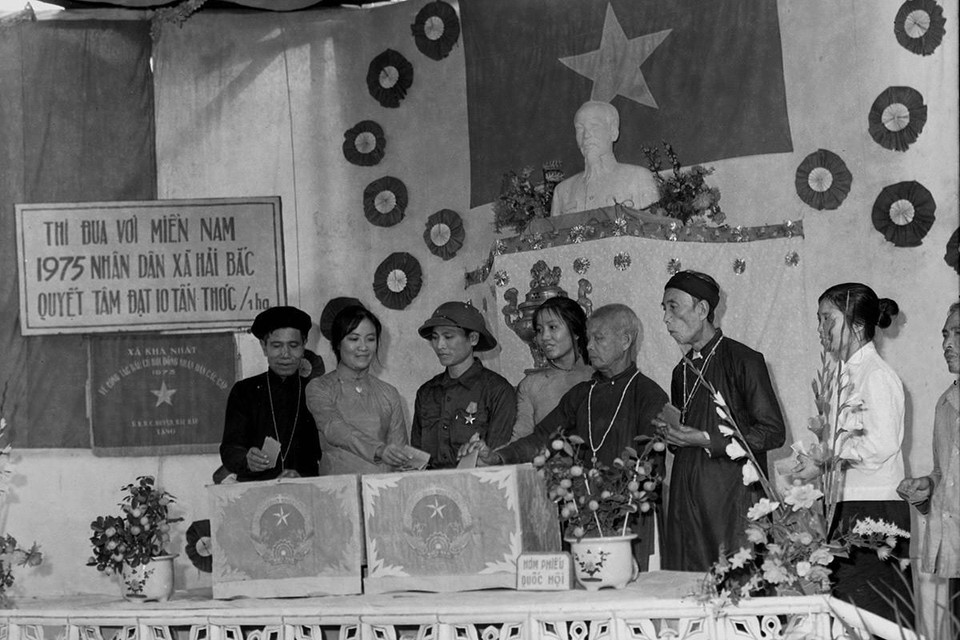 Đồng bào theo đạo Thiên Chúa xứ Xuân Phương, Hải Hậu, Nam Hà bỏ phiếu bầu cử Đại biểu Quốc hội khóa V. (Ảnh: Trần Phác/TTXVN)