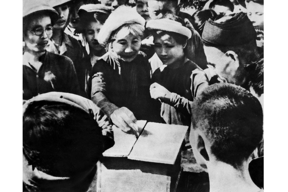 Cử tri ngoại thành Hà Nội bỏ phiếu bầu đại biểu Quốc hội khoá I ngày 6/1/1946. (Ảnh: TTXVN)