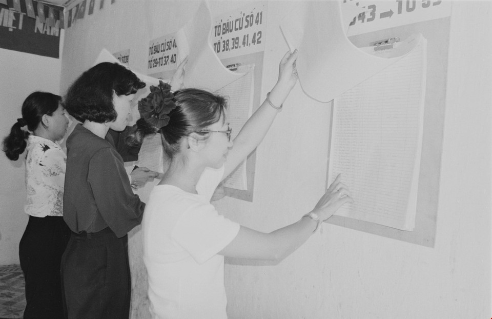 Cử tri phường 6, quận 3, TP.HCM tìm hiểu danh sách bầu cử Quốc hội khóa X. (Ảnh: Tứ Hải/TTXVN)