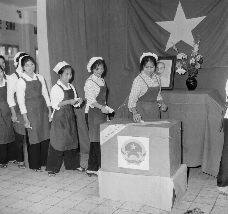 Công nhân Nhà máy dệt 8-3 Hà Nội bỏ phiếu bầu cử đại biểu Quốc hội khóa IV. (Ảnh: TTXVN)