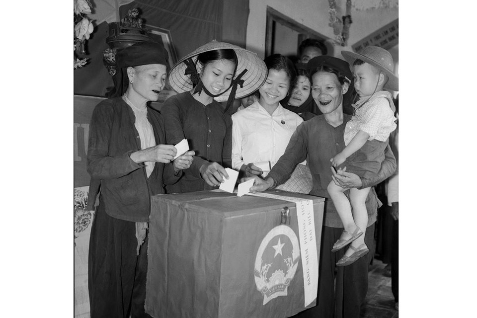 Xã viên HTX nông nghiệp Thanh Trì (Hà Nội) bỏ phiếu bầu cử đại biểu Quốc hội khoá III. (Ảnh: TTXVN)