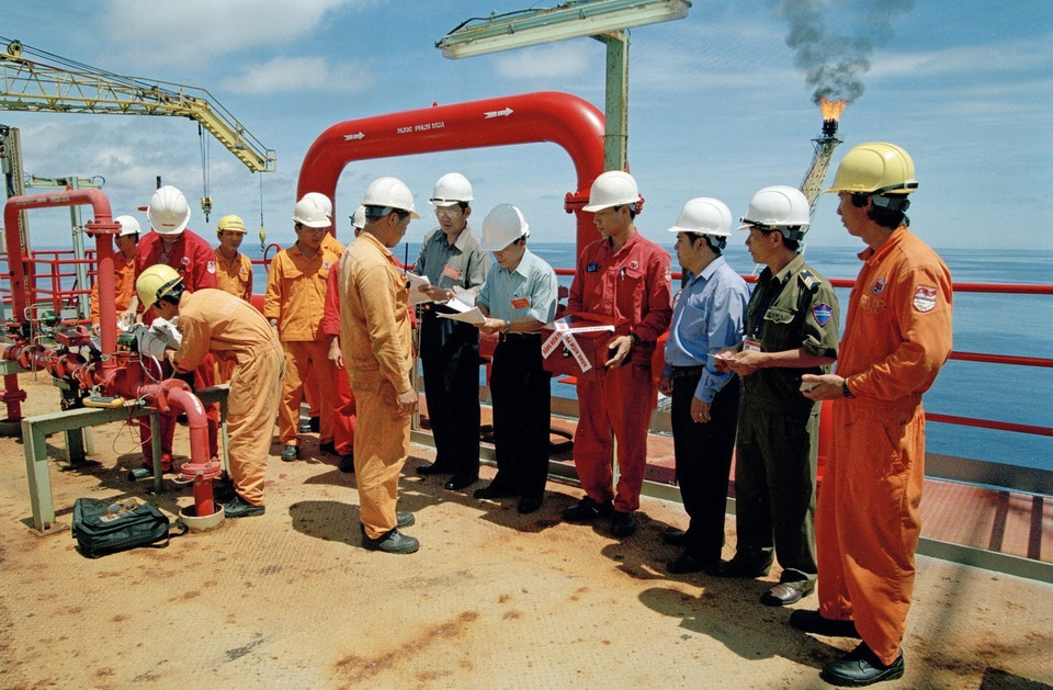 Cử tri Xí nghiệp Liên doanh Vietsopetro bỏ phiếu bầu đại biểu Quốc hội khóa XII ở thùng phiếu lưu động trên giàn công nghệ trung tâm. (Ảnh: Hà Thái /TTXVN)