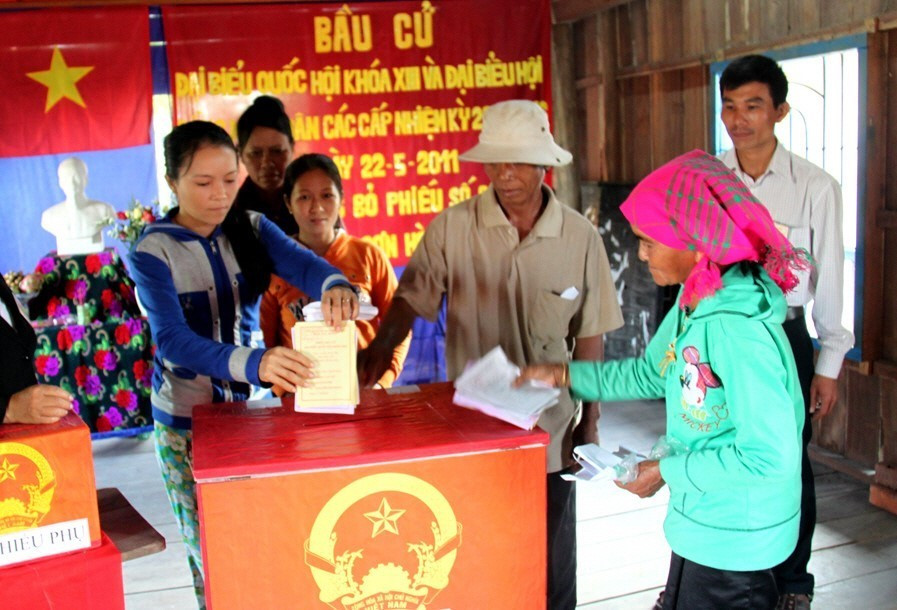 Đồng bào dân tộc Ê đê ở buôn Khăm, xã Krông Pa (tỉnh Phú Yên) bỏ phiếu bầu đại biểu Quốc hội khóa XIII và đại biểu HĐND các cấp nhiệm kỳ 2011-2016. (Ảnh: Thế Lập/TTXVN)