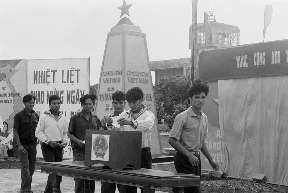 Cán bộ chiến sĩ đảo Trường Sa (Khánh Hòa) bỏ phiếu bầu cử đại biểu Quốc hội khóa X, ngày 20/7/1997. (Ảnh: Ngô Mỹ/TTXVN)