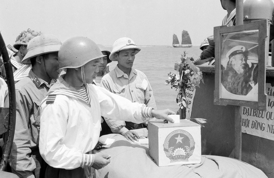 Chiến sĩ Đoàn G Hải quân nhân dân Việt Nam (Quảng Bình) bỏ phiếu bầu cử đại biểu Quốc hội khóa IV tại hòm phiếu lưu động. (Ảnh: Văn Lượng/TTXVN)