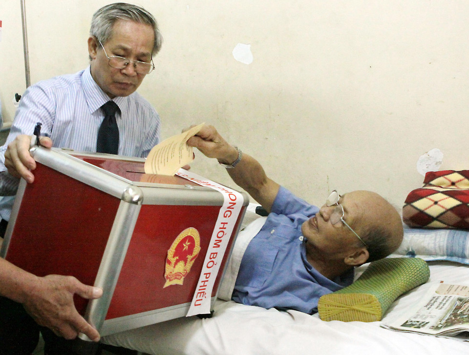 Tại đơn vị bầu cử số 4, phường Thanh Nhàn, quận Hai Bà Trưng (Hà Nội), tổ bầu cử phối hợp với Bệnh viện Thanh Nhàn trực tiếp đưa hòm phiếu lưu động đến tận các khoa, phòng nơi có các cử tri đang điều trị bệnh để thực hiện quyền và nghĩa vụ công dân, bầu đại biểu Quốc hội khóa XIII và đại biểu Hội đồng nhân dân các cấp nhiệm kỳ 2011-2016. (Ảnh: Dương Ngọc/TTXVN)