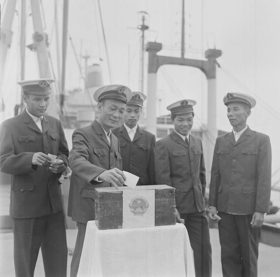 Thủy thủ tàu Sông Lô (Công ty vận tải đường biển Việt Nam) bỏ phiếu bầu đại biểu Quốc hội khóa V tại Hải Phòng. (Ảnh: Bảo Hanh/TTXVN)